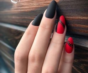 Uñas negras y rojas